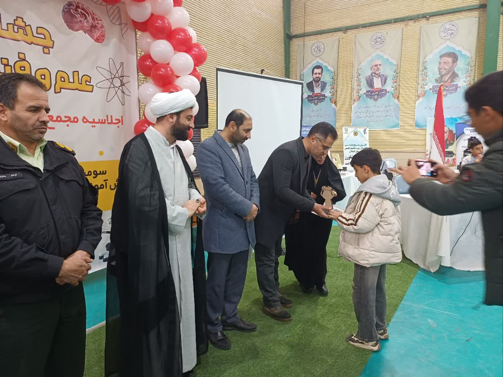 جشنواره علم و فناوری و رقابت بیش از 40 تیم رباتیک دانش آموزی